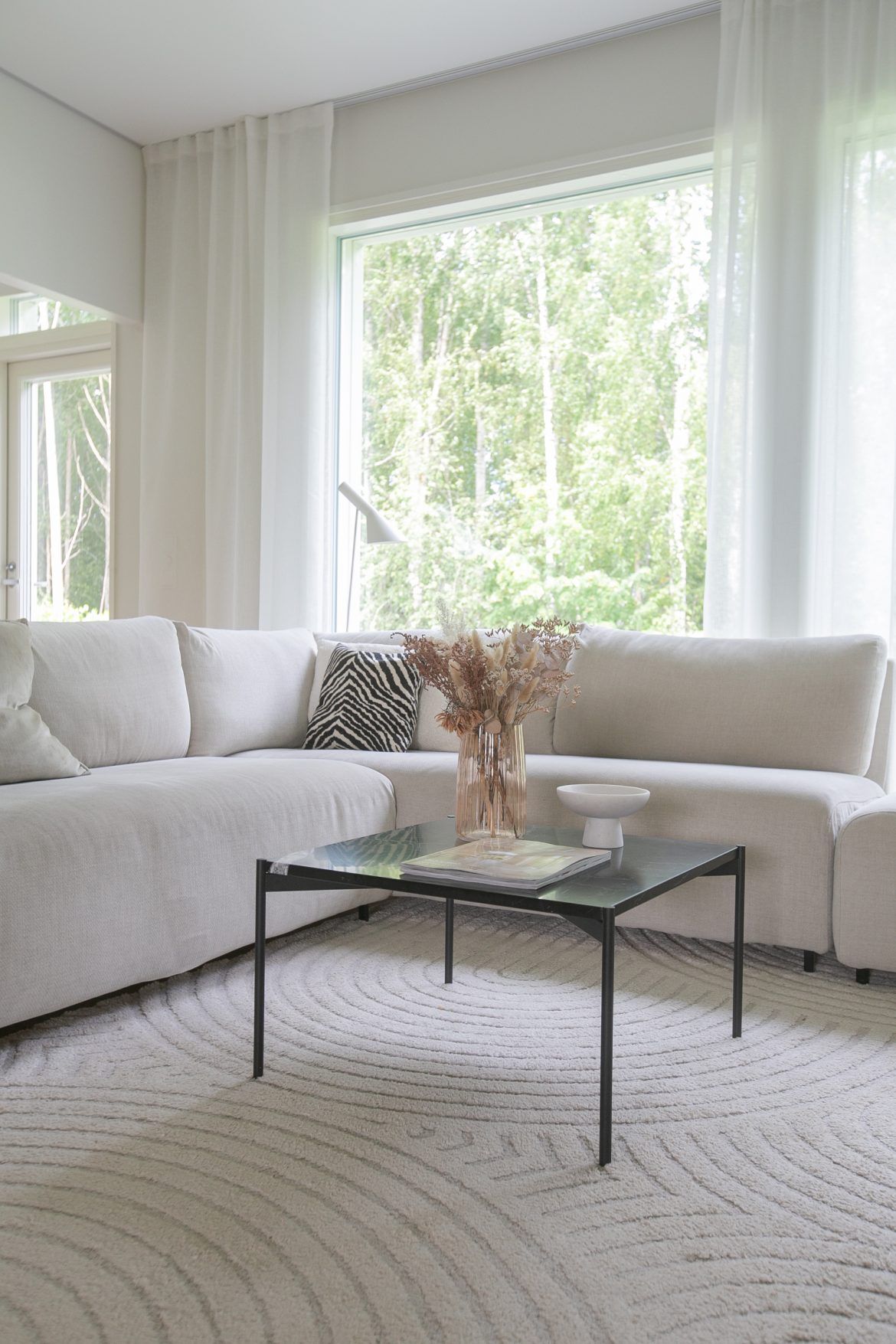 Uusi sohvapöytä Adea Plateau